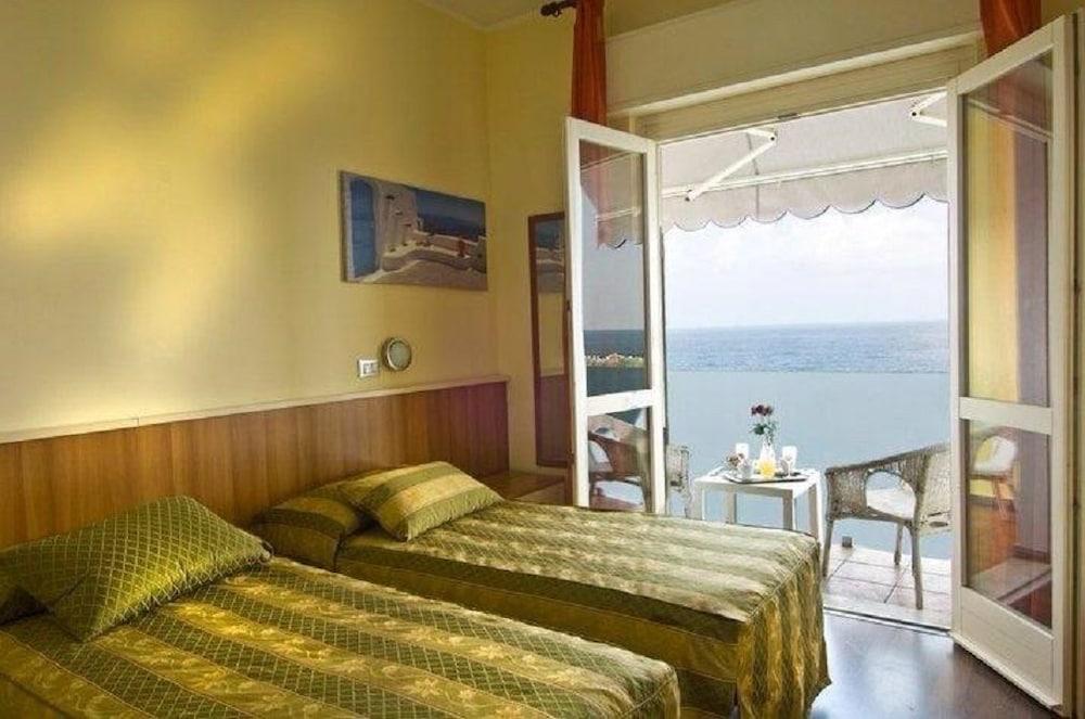 Hotel Marina Celle Ligure Exterior photo